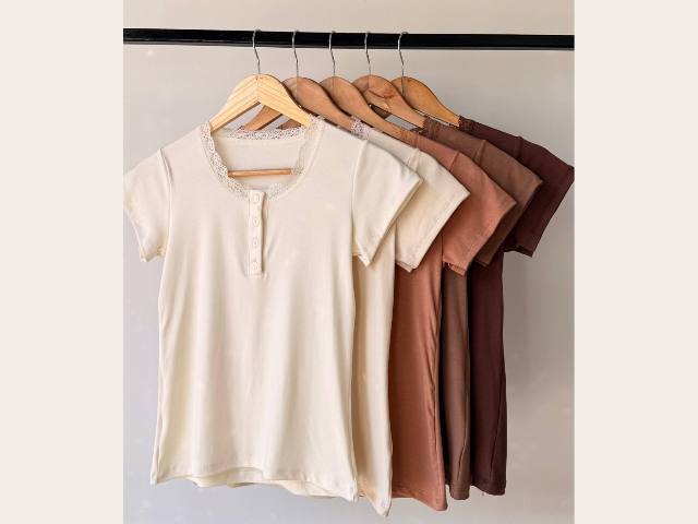 REMERAS EN ALGODÓN CON BOTONES