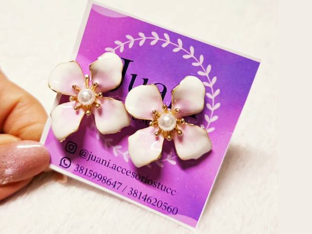 Aros Flor blanca con detalles rosa