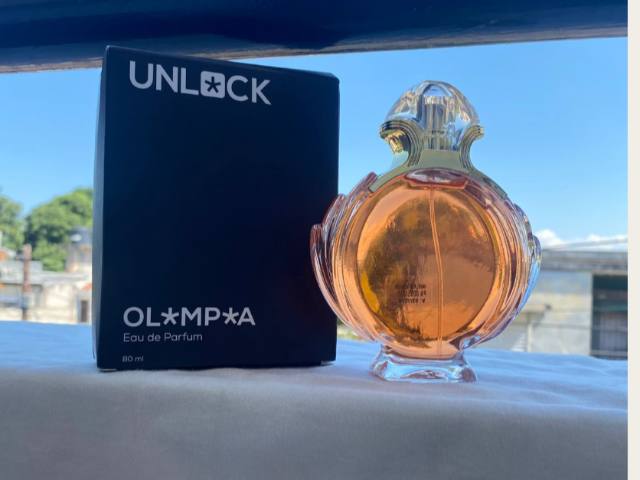 Perfume femenino.  OL*MP*A