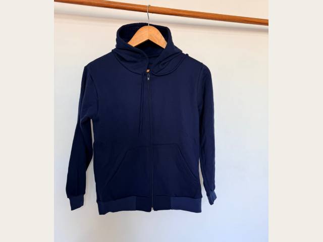 Campera frizada con capucha colegial