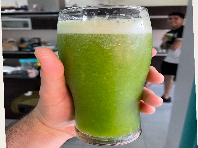 Jugos verdes lleno de vida