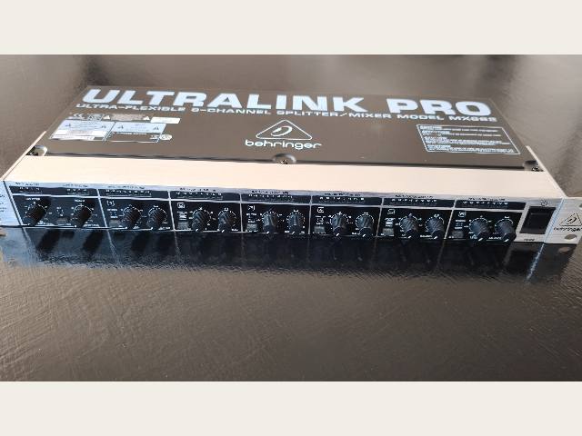 VENDO SPLITTER MARCA BEHRINGER MX 882 ULTRALINK PRO