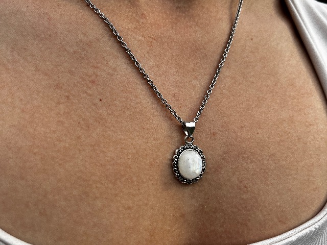 Collar piedra de la luna en camafeo 