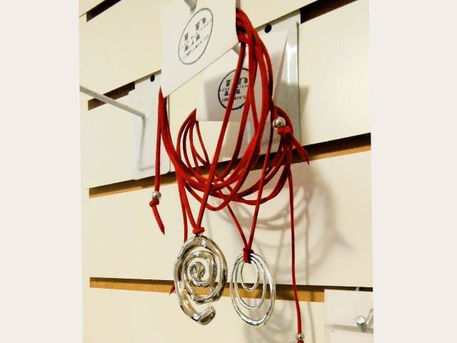 Choker de gamuza con dije espiral