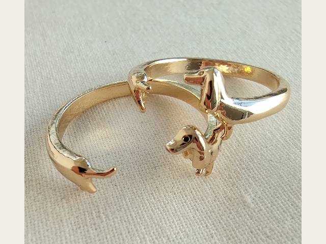 Anillo ajustable perrito salchicha dorado