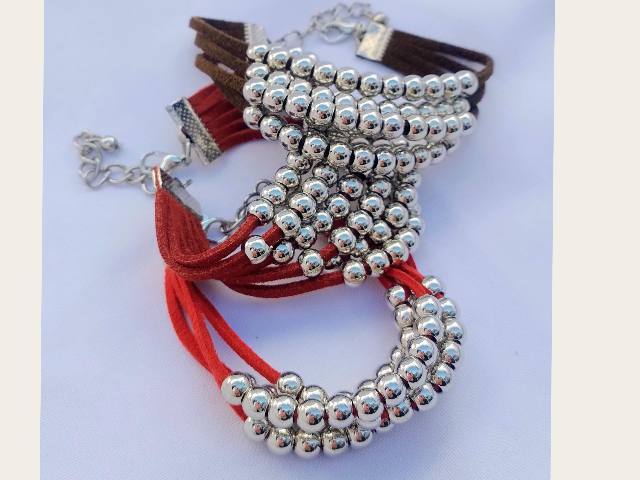 Pulsera de gamuza con cuentas plateadas