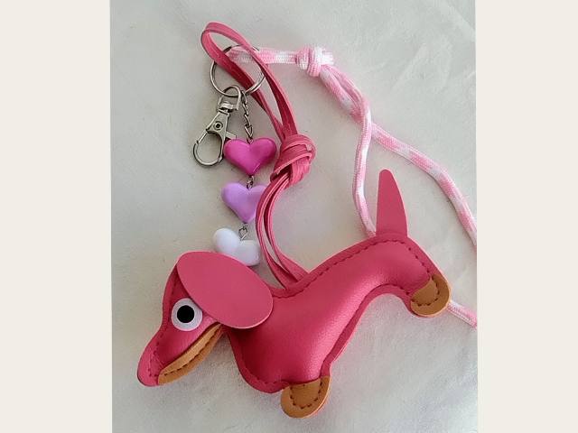 Bag charm/ llavero perrito salchicha rosa