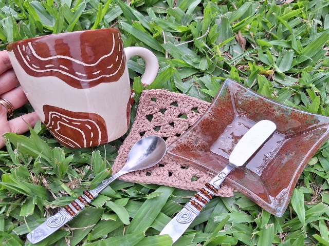 Set taza, individual, cucharita, untador y platito