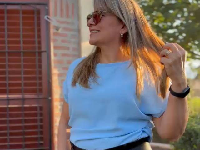 Blusa celeste con cuello redondo